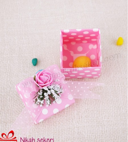 Beyaz Puantiyeli Pembe Kutu A05