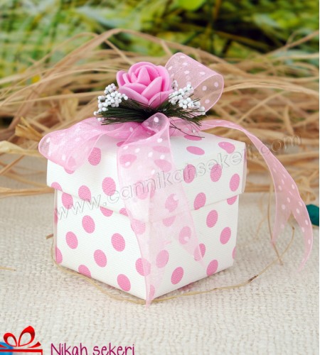 Pembe Puantiyeli Beyaz Kutu A06